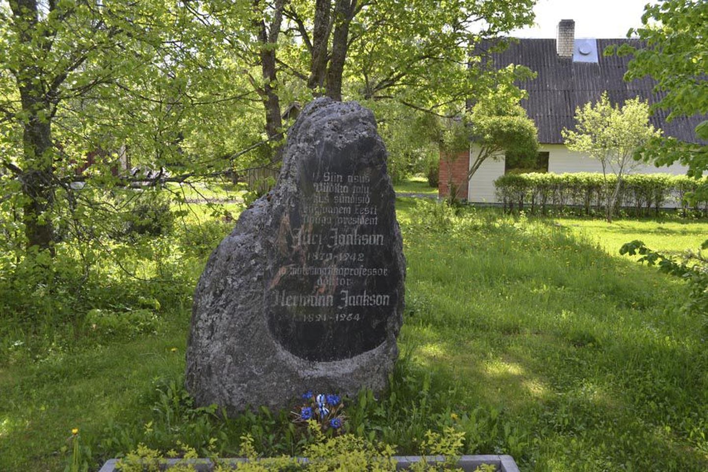 Mälestuskivi Kokaviidika külas näitab, et sealt on sirgunud nii Eesti riigivanem kui matemaatikaprofessor.