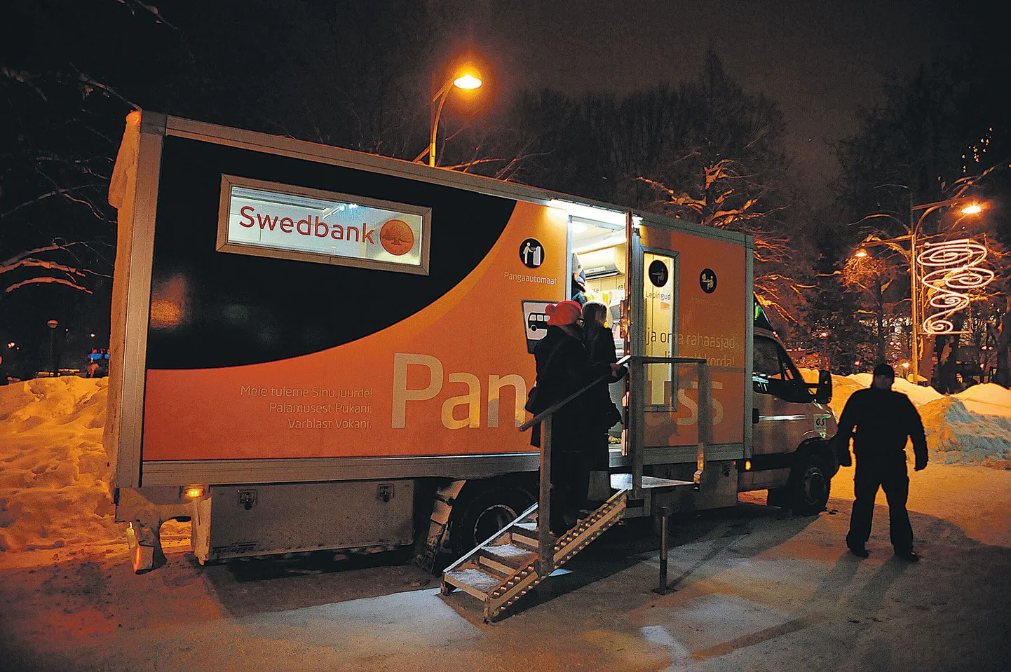 Swedbanki pangabussist sai eurosid välja võtta uue aasta saabudes Tartu raeplatsi kõrval, iseasi, kas nendega kohe midagi peale oli hakata.