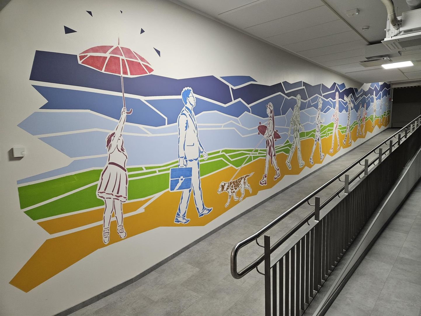 Teet Suure loodud seinamaaling toob tervisekeskusse rõõmsaid toone ning ahvatleb jalutajatega liituma.