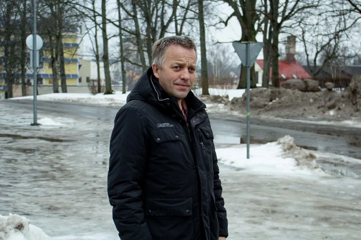 Valga asevallavanema Kaupo Kutsari sõnul häirib kõnniteede liivatamist see, et osa neist on valla, osa teiste kinnistuomanike omad.
