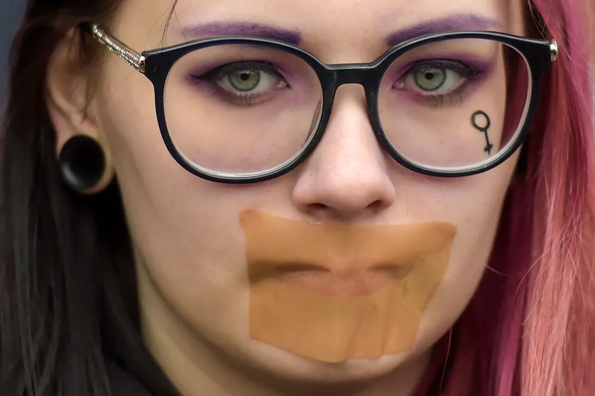 2020. gada 8. marts, Sanktpēterburga, Krievija. Feminisma aktīviste piedalās piketā pret vardarbību pret sievietēm, dzimumu nevienlīdzību un sieviešu tiesību ignorēšanu.