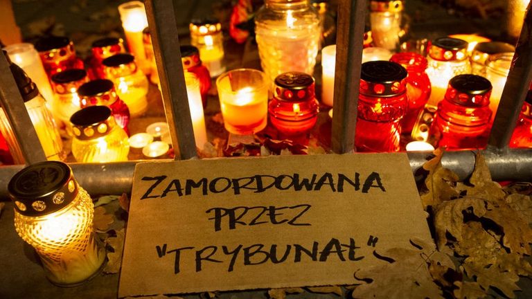 Зажженные свечи у здания Конституционного суда Польши.
