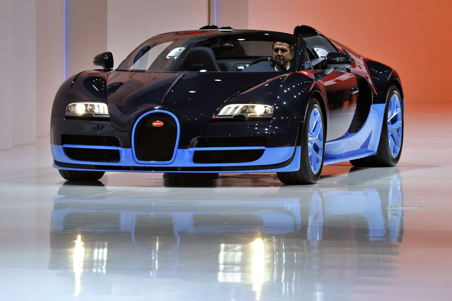 Самый дорогой автомобиль из коллекции Роналду - Bugatti Veyron.