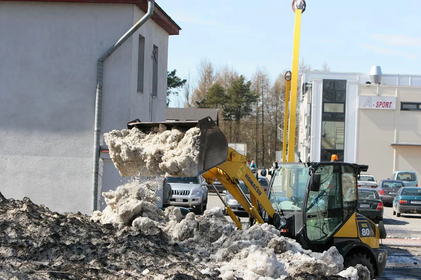 Turuplatsil müttas eile traktor, et vabastada parkimiskohad rämpslumest, panna see kiiremini sulama ning saada nii kiiremini sodile jaole.