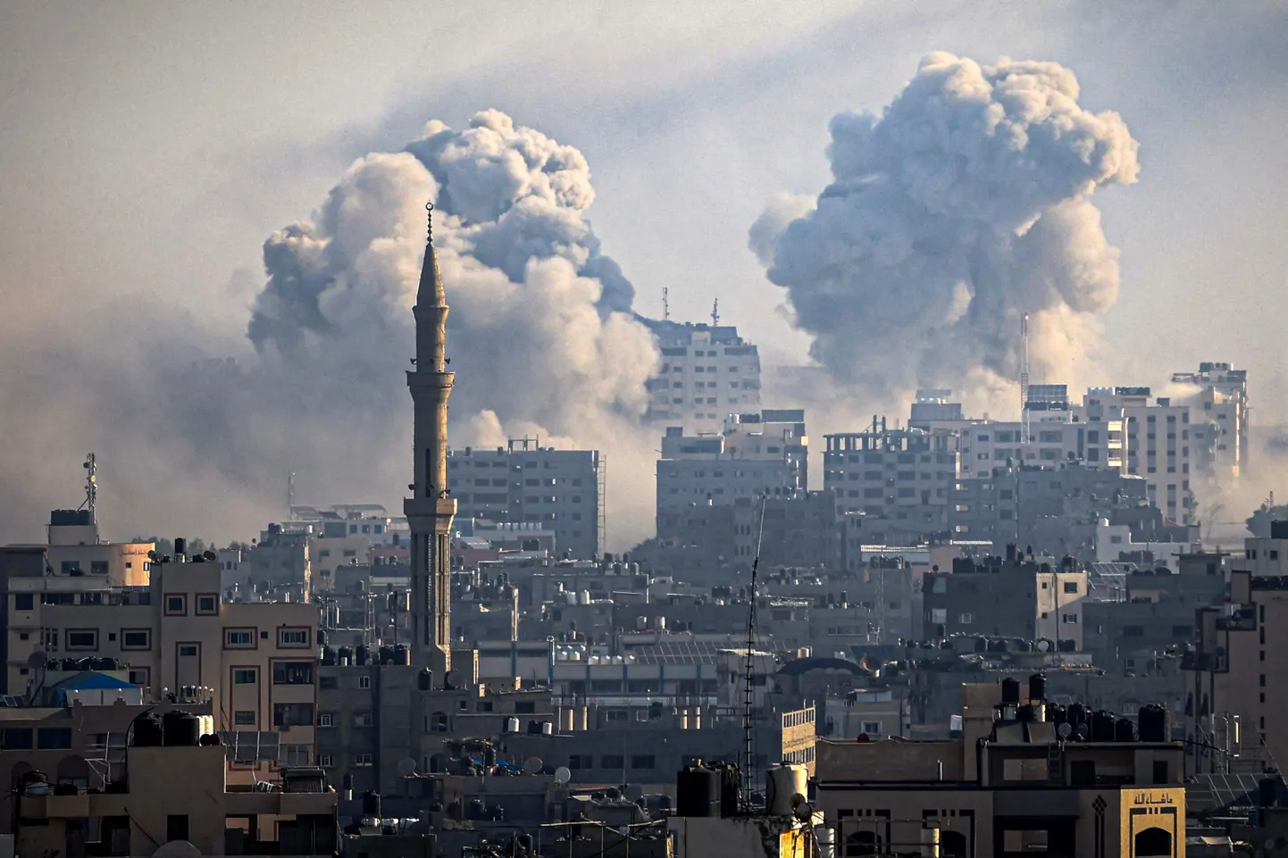 Suits Gaza sektori kohal neljapäeval pärast Iisraeli õhulööke Ḩamāsi objektidele.