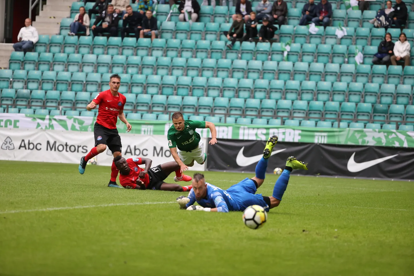 Martin Käos (vasakpoolne) vaatamas taamalt, kuidas Rauno Sappineni üritus napilt väravast mööda veereb.
