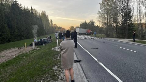 FOTOD ⟩ Tallinn-Pärnu maanteel juhtus raske liiklusõnnetus