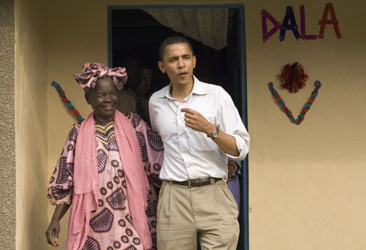 Barack Obama koos oma kasuvanaema Sarah Obamaga 26. augustil 2006 Keenias Kogelos