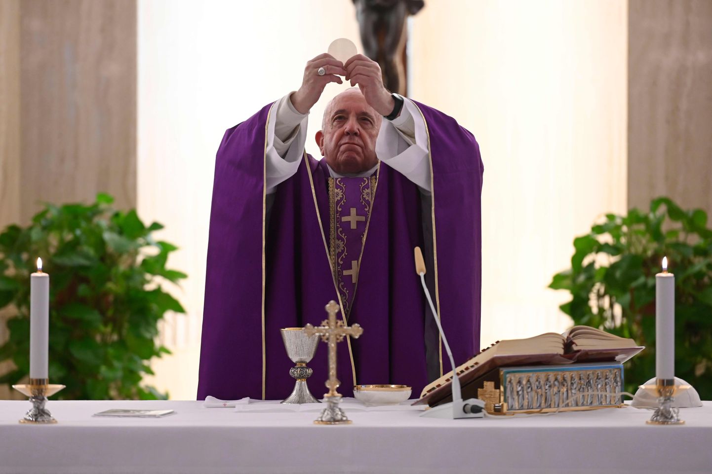 Paavst Franciscus üksi hommikust missat läbi viimas.