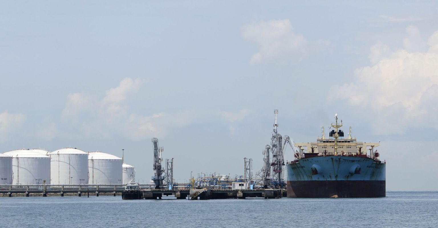 Naftatanker Maersk Phoenix Singapuris Pulau Sebaroki rafineerimistehase kai ääres.