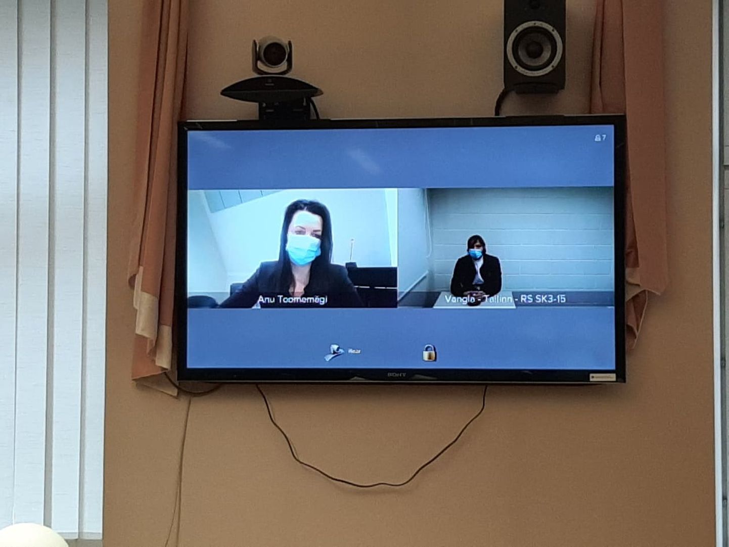 31.03.2021 kell 11.01: Andres Reinart ja kaitsja Anu Toomemägi kuulavad video-ülekande vahendusel kohtuotsust.
