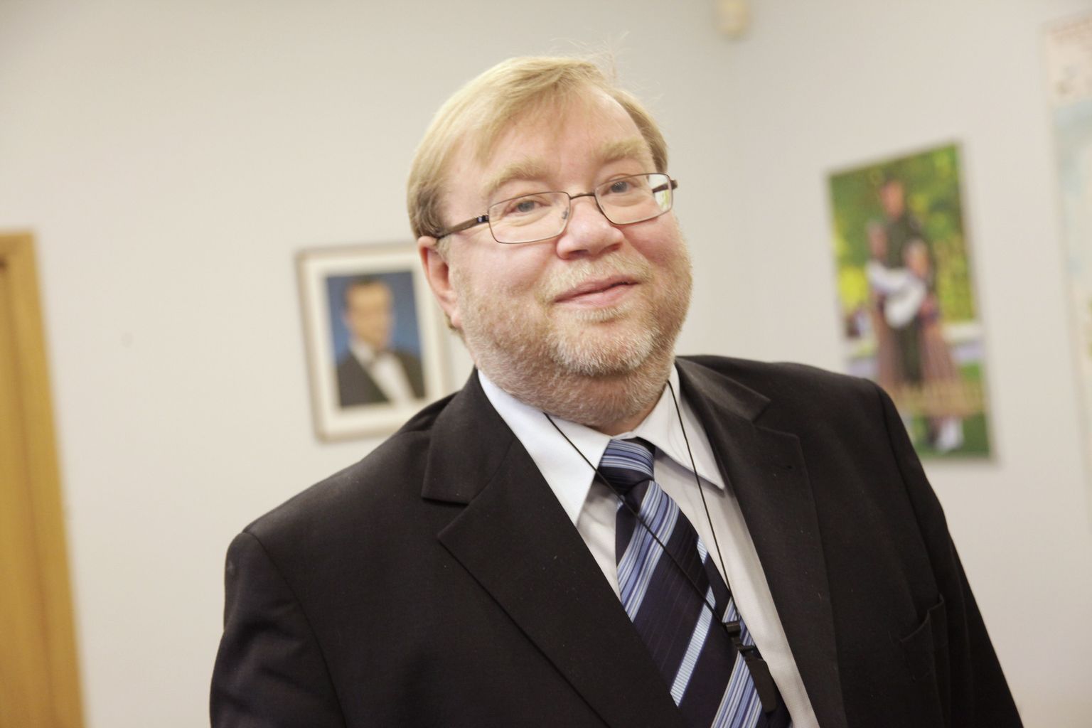 Kaitseminister Mart Laar oma kabinetis.