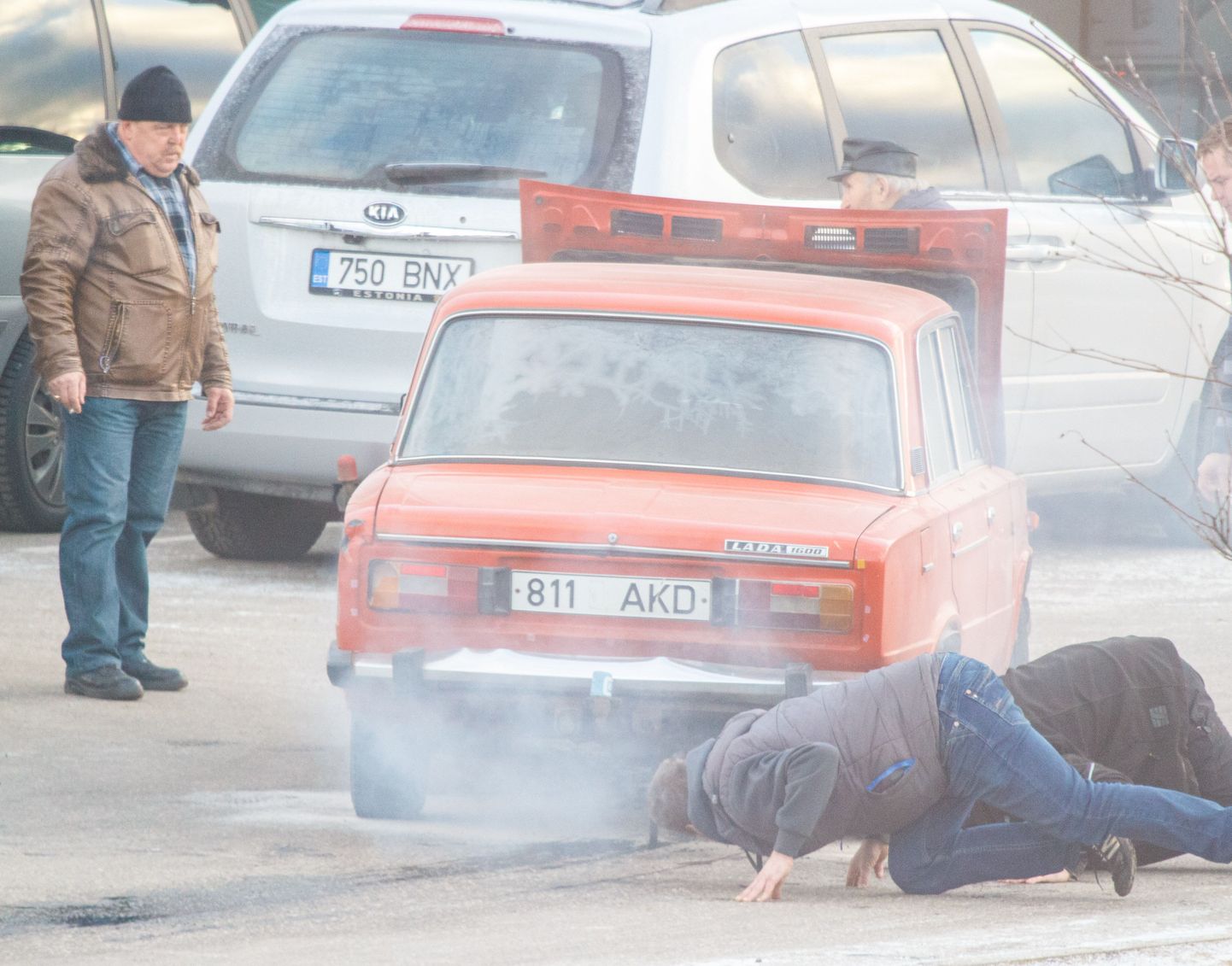29. detsembril läks punane sõiduauto Valga Maxima parklas suitsema
