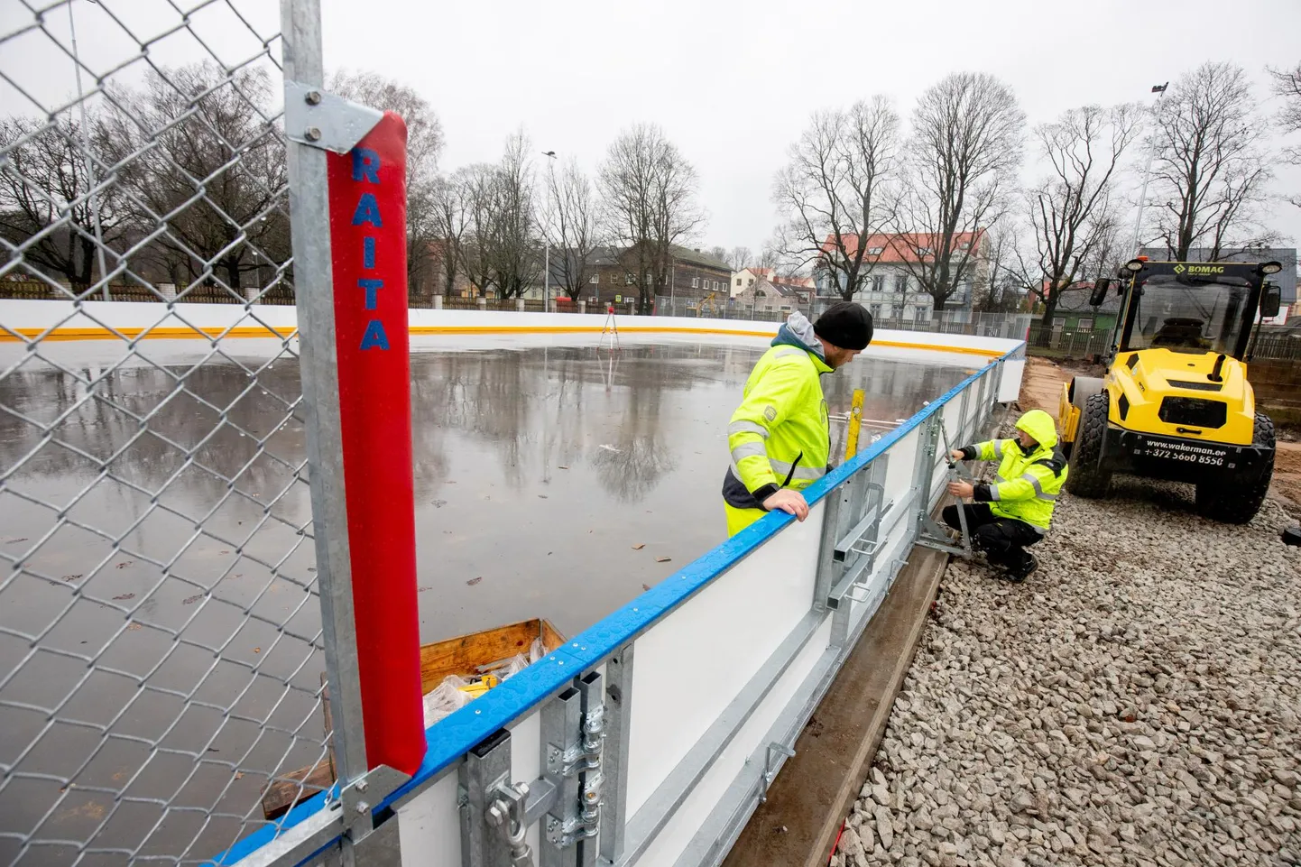 Viivitustest hoolimata loodetakse uisuväljaku peamiste ehitustöödega enne novembri lõppu valmis saada.