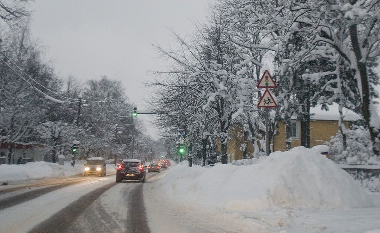 Teede äärde kuhjatud lumevallid on nii kõrged, et autojuhid ei pruugi nende varjust välja astuvaid lapsi märgata.
