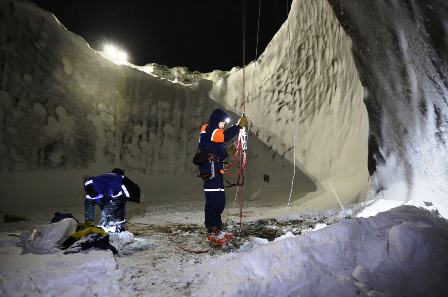 Vene teaduste akadeemia teadlased uurimas Siberi Jamali poolsarel tekkinud kummalist 200 meetri sügavust auku