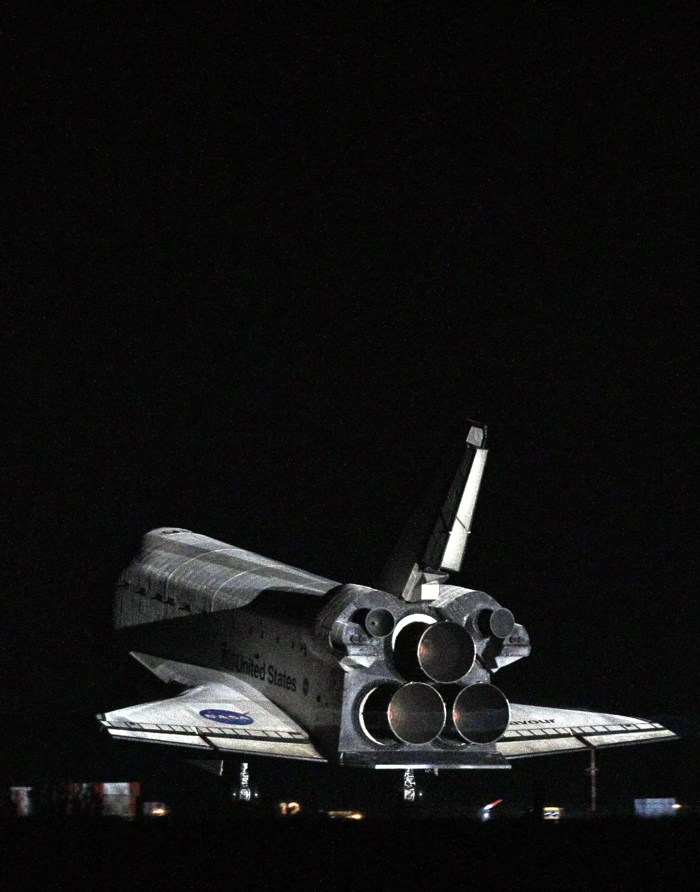 Kosmosesüstik Endeavour maandumas Kennedy kosmosekeskuses.