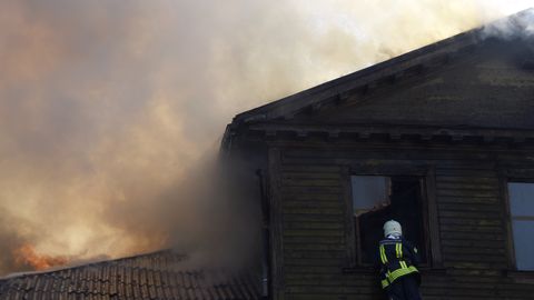 Svētdien Rīgā degusi neapsaimniekota divstāvu ēka