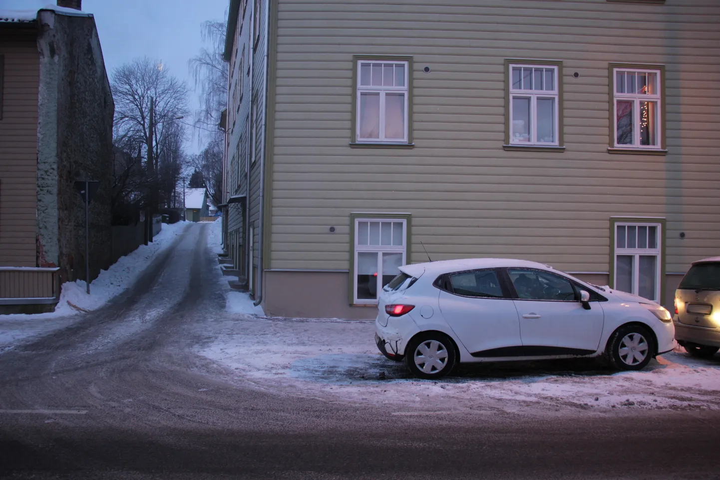 Неизвестный повредил Renault Clio.