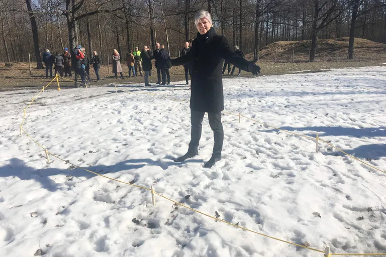 Norra Kliima- ja keskkonnaminister Ola Elvestuen poseerimas Vestfoldis paigas, kus georadari abil leiti viikingilaeva matus. Laeva asukoht on maapinnal tähistatud