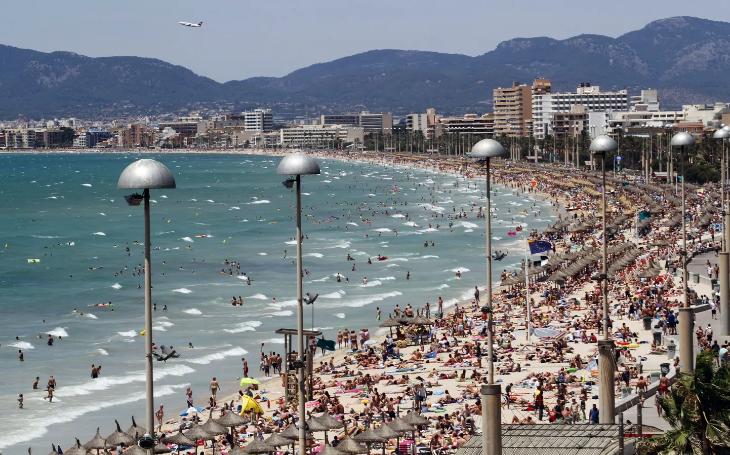 Turistidest tulvil liivarand Mallorcal.