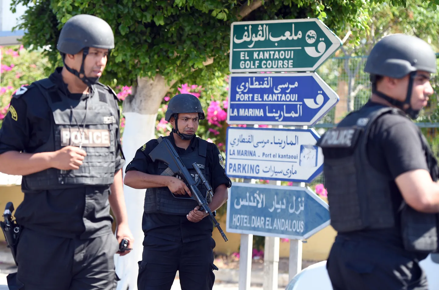 Tuneesia politsei terrorirünnaku ohvriks langenud hotelli lähistel.