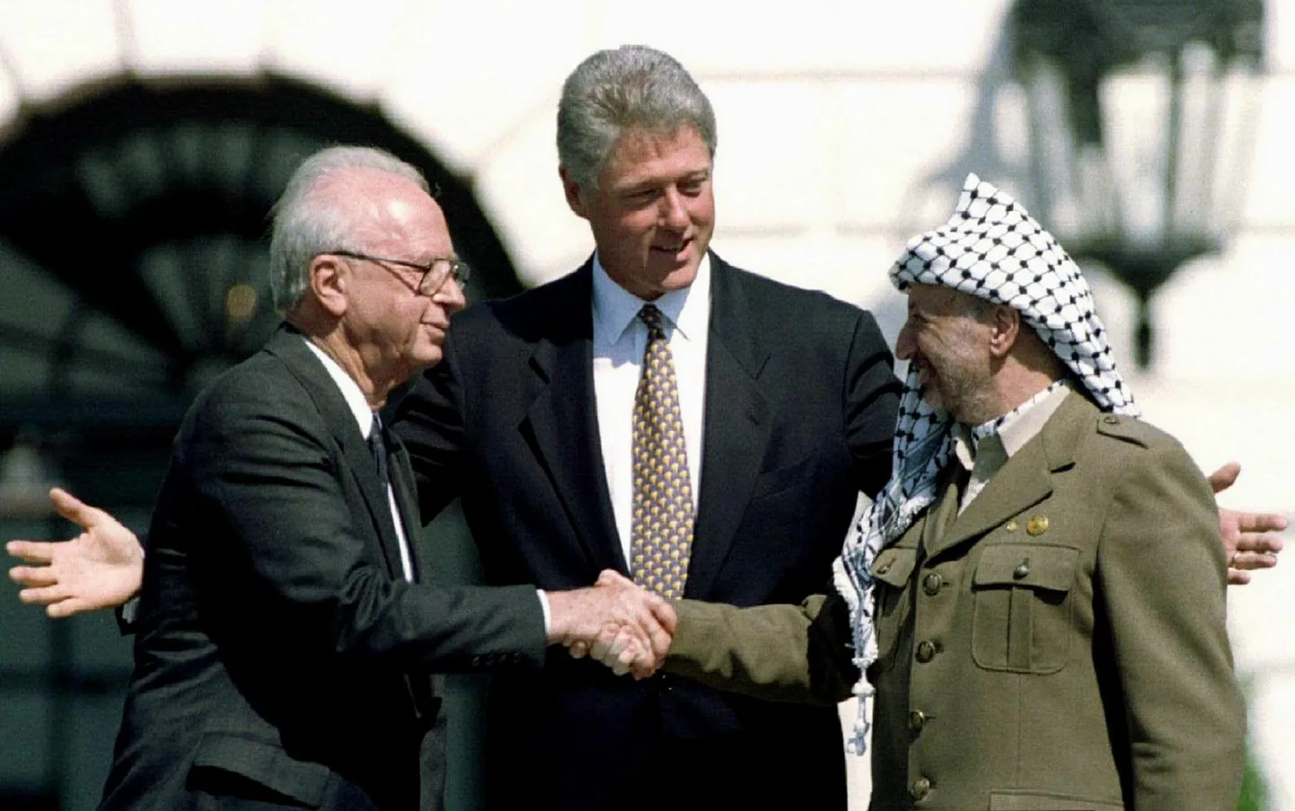 Ameerika Ühendriikide president Bill Clinton vahendas 13. septembril 1993 Valge Majas Iisraeli peaministri Yitzhak Rabini ja Palestiina Vabastusorganisatsiooni juhi Yasser Arafati ajaluku läinud kohtumist ja käesurumist.