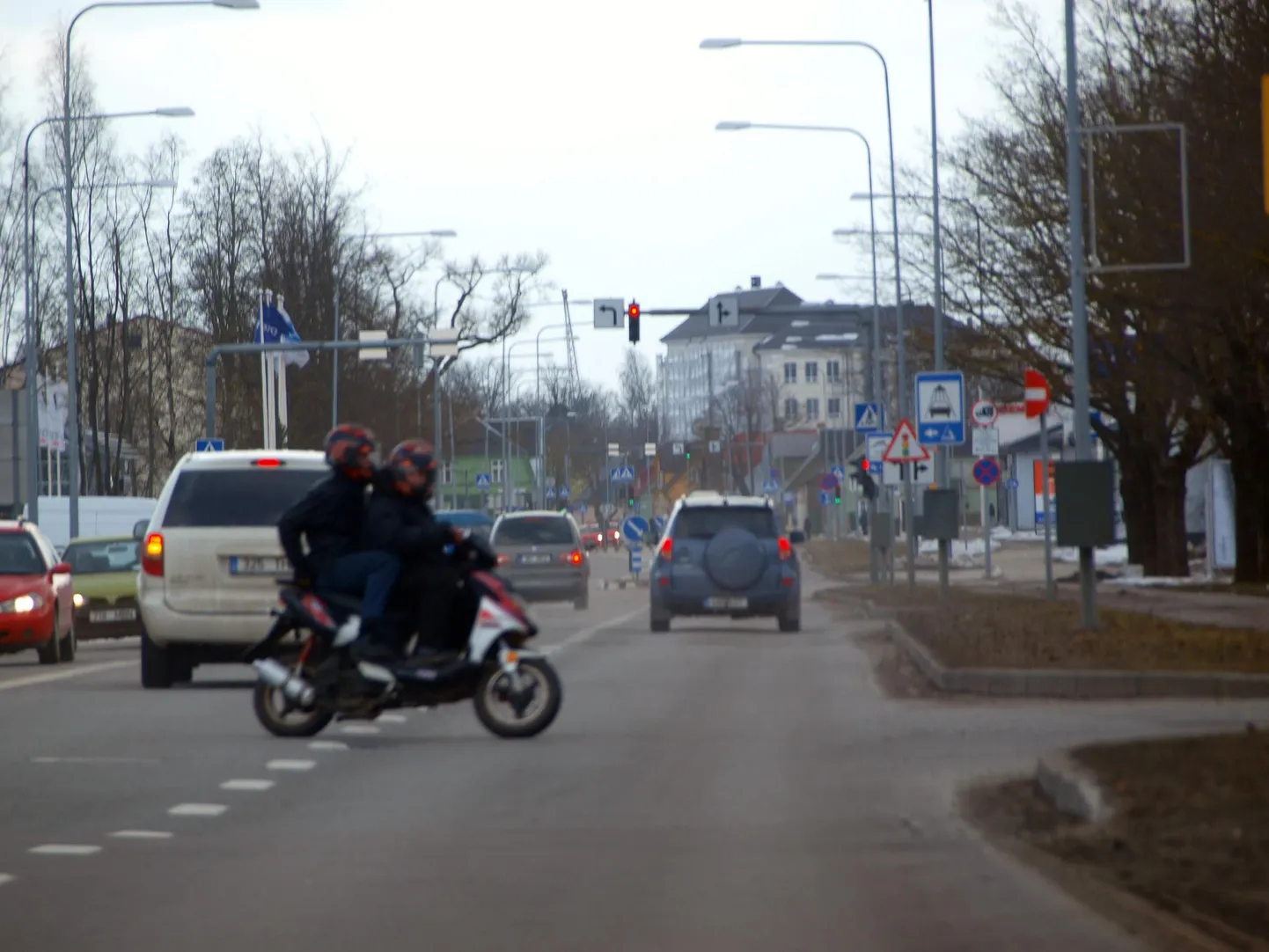 Roller alustas vasakpööret üle pideva joone sõites.