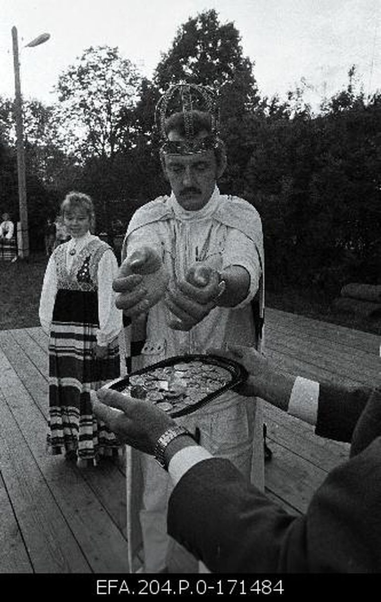 Torgu kuningas Kirill Teiter demonstreerib jaanipäeval 1993 uusi Torgu kroone.