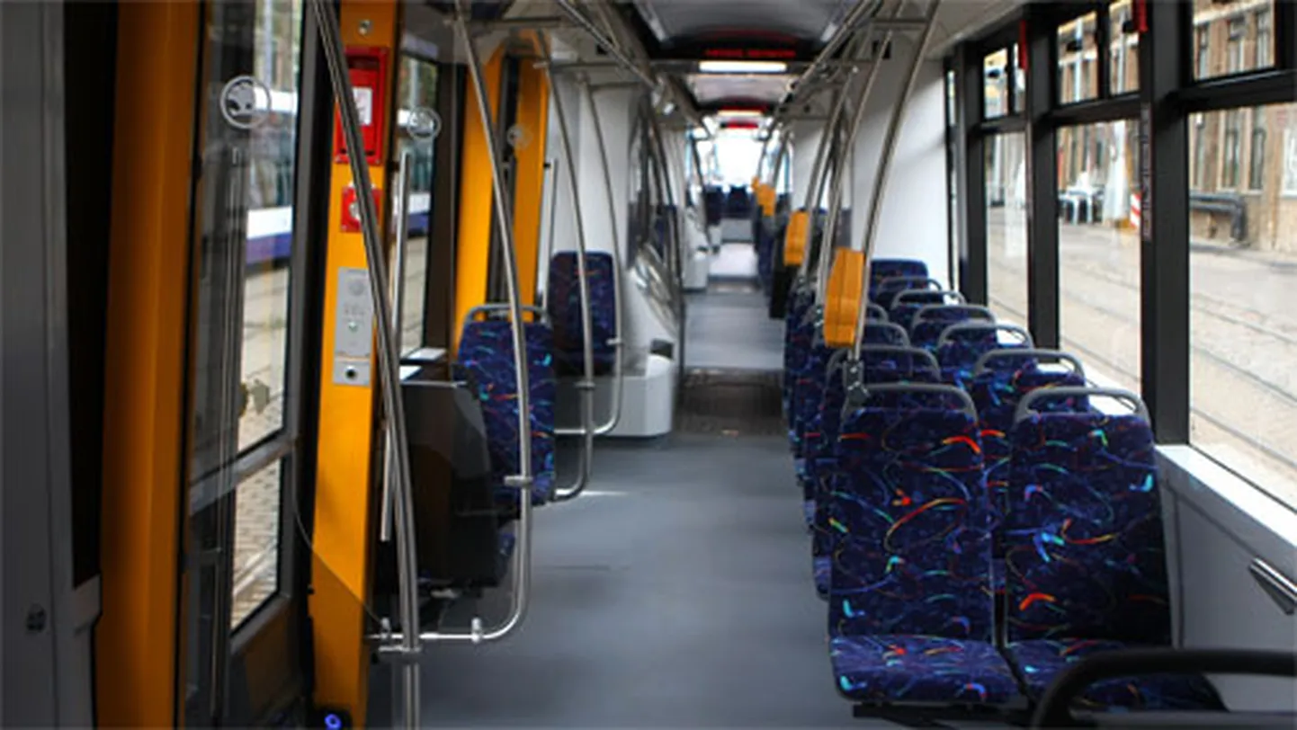 "Rīgas satiksmes" zemās grīdas tramvajs; ilustratīvs foto.