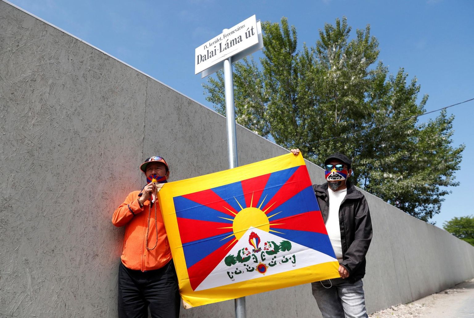 Tiibeti toetajad Budapestis värskelt avatud dalai-laamale pühendatud tänaval.