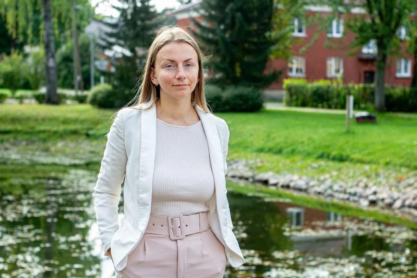Valgamaalasest jurist Chaty Heidrits lõi koduvägivalla all kannatajate abistamiseks ettevõtte Vägivallalt Vaba OÜ, sedalaadi juriidiline nõustamine on seni suuresti katmata valdkond.