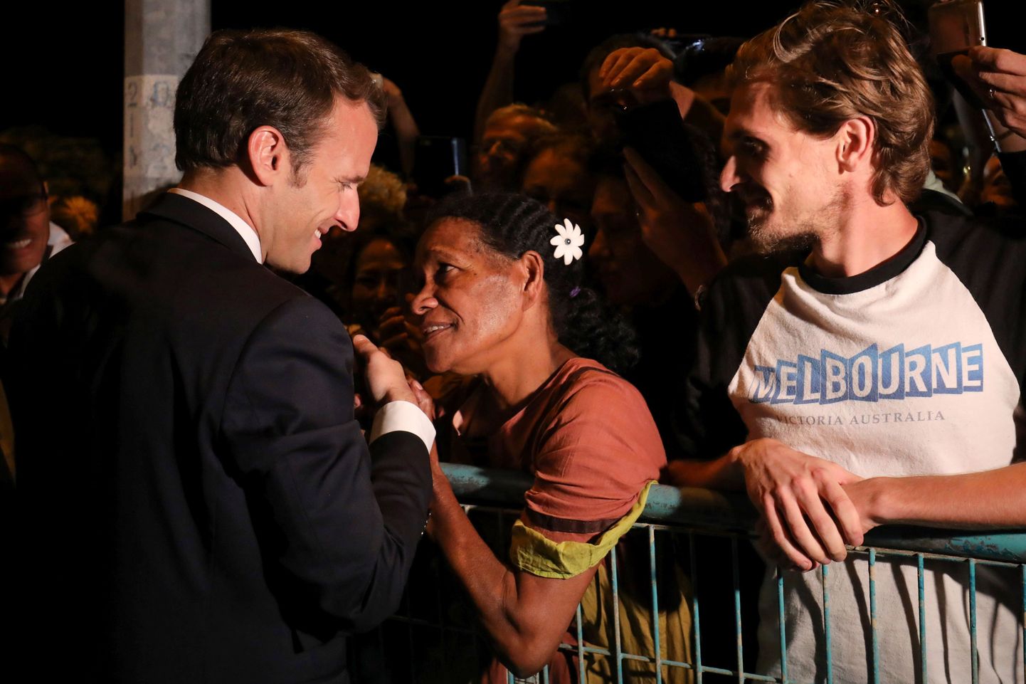 Prantsusmaa president Emmanuel Macron Uus-Kaledoonial inimesi tervitamas.