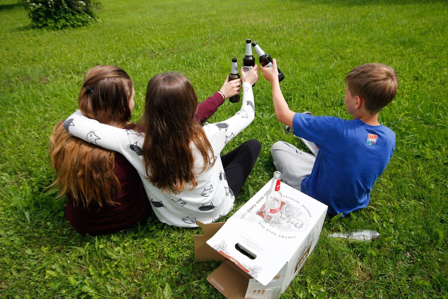Несовершеннолетние люди, употребляющие алкоголь, доставляют полиции хлопот. Иллюстративное фото.