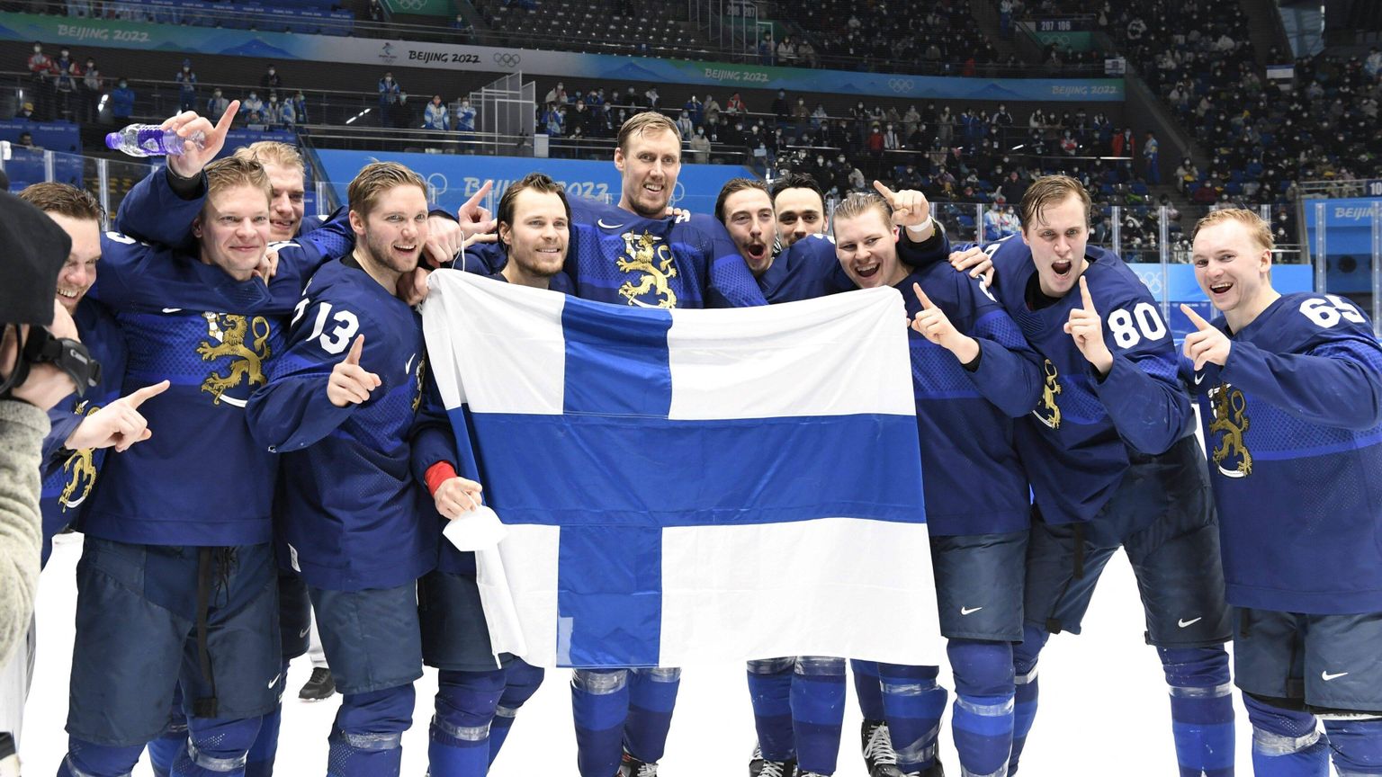 Soome jäähokikoondis olümpiavõitu tähistamas.