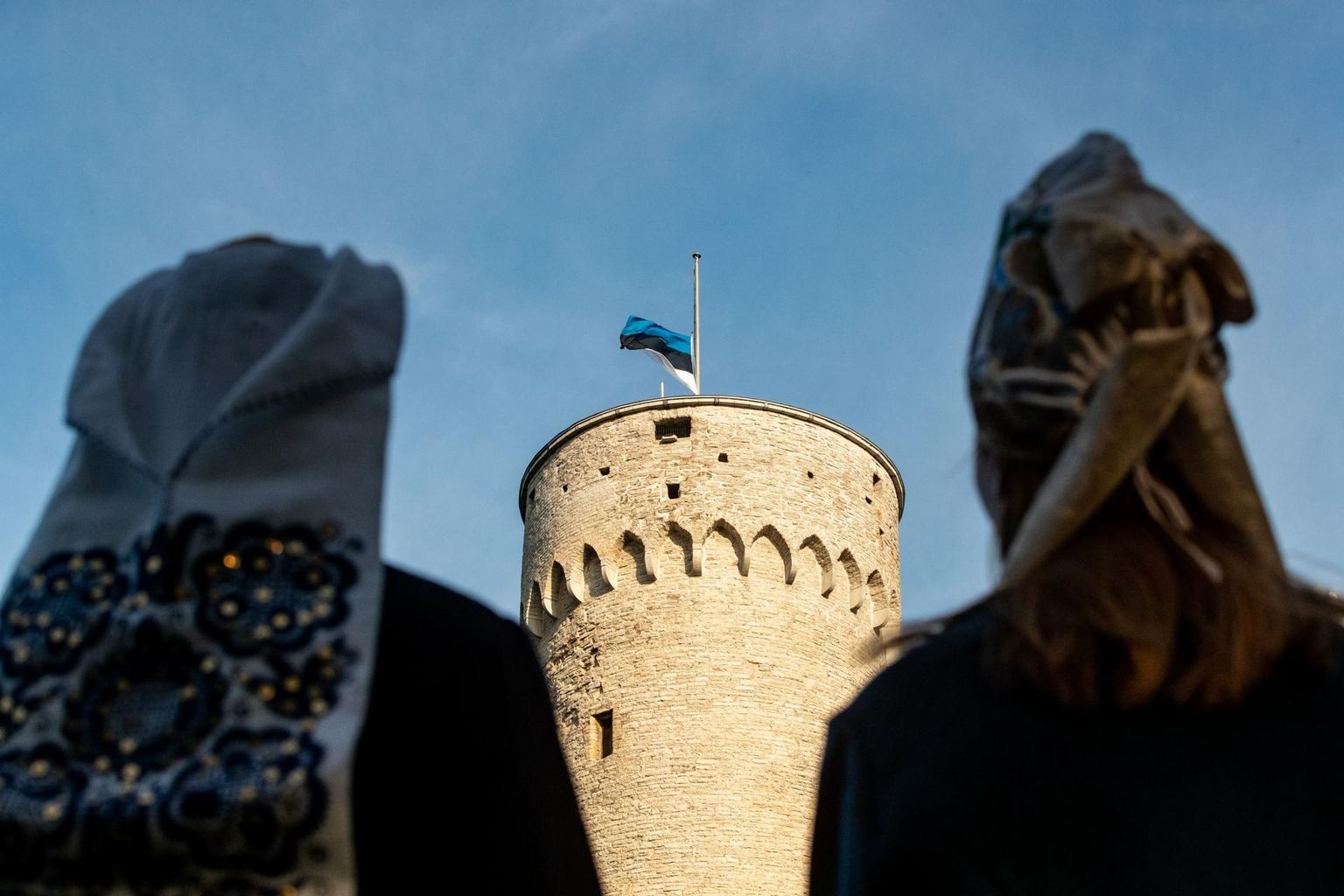 Naiste tee Toompea võimukoridoridesse pole kerge olnud. Esimesed naissoost parlamendiliikmed pidid end aina tõestama ja taluma üleolevat suhtumist.