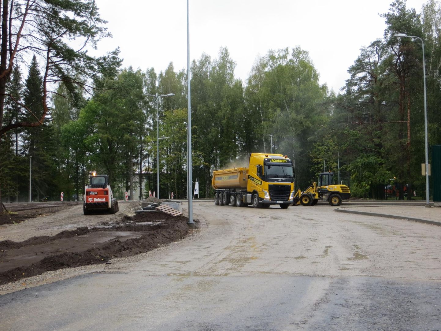 Valga Petseri tänav on juba uue sileda asfaltkatte all. Kuperjanovi ja Petseri tänava nurgal jätkub ringristmiku ehitus.