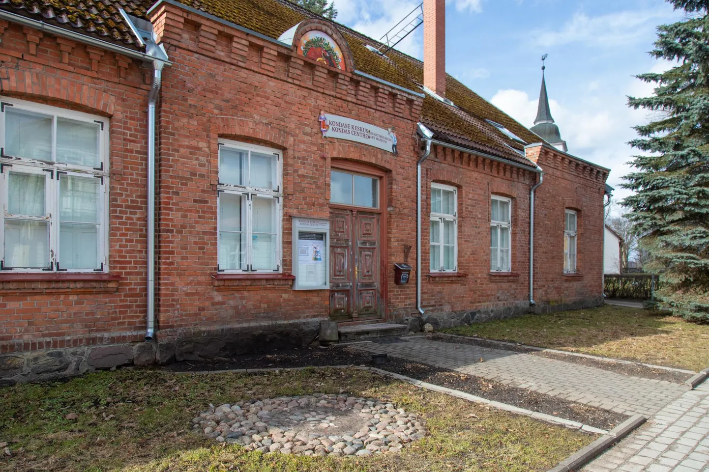 Kui muidu kaunistab Kondase keskuse esist suur punane maasikas, siis nüüd haigutab seal tühjus. Nagu teisedki linna maasikad viidi seegi remonti ja tagasi oma kohale jõuavad need suveks.