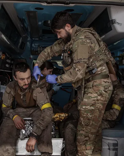 Военные врачи 12-й бригады «Азов» Национальной гвардии Украины оказывают помощь раненым, доставленным с фронта в Донецкой области.