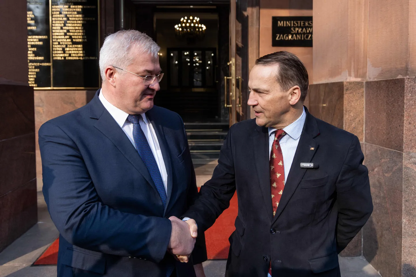 Polijas un Ukrainas ārlietu ministri Radoslavs Sikorskis un Andriju Sibihu tikšanās laikā Varšavā.