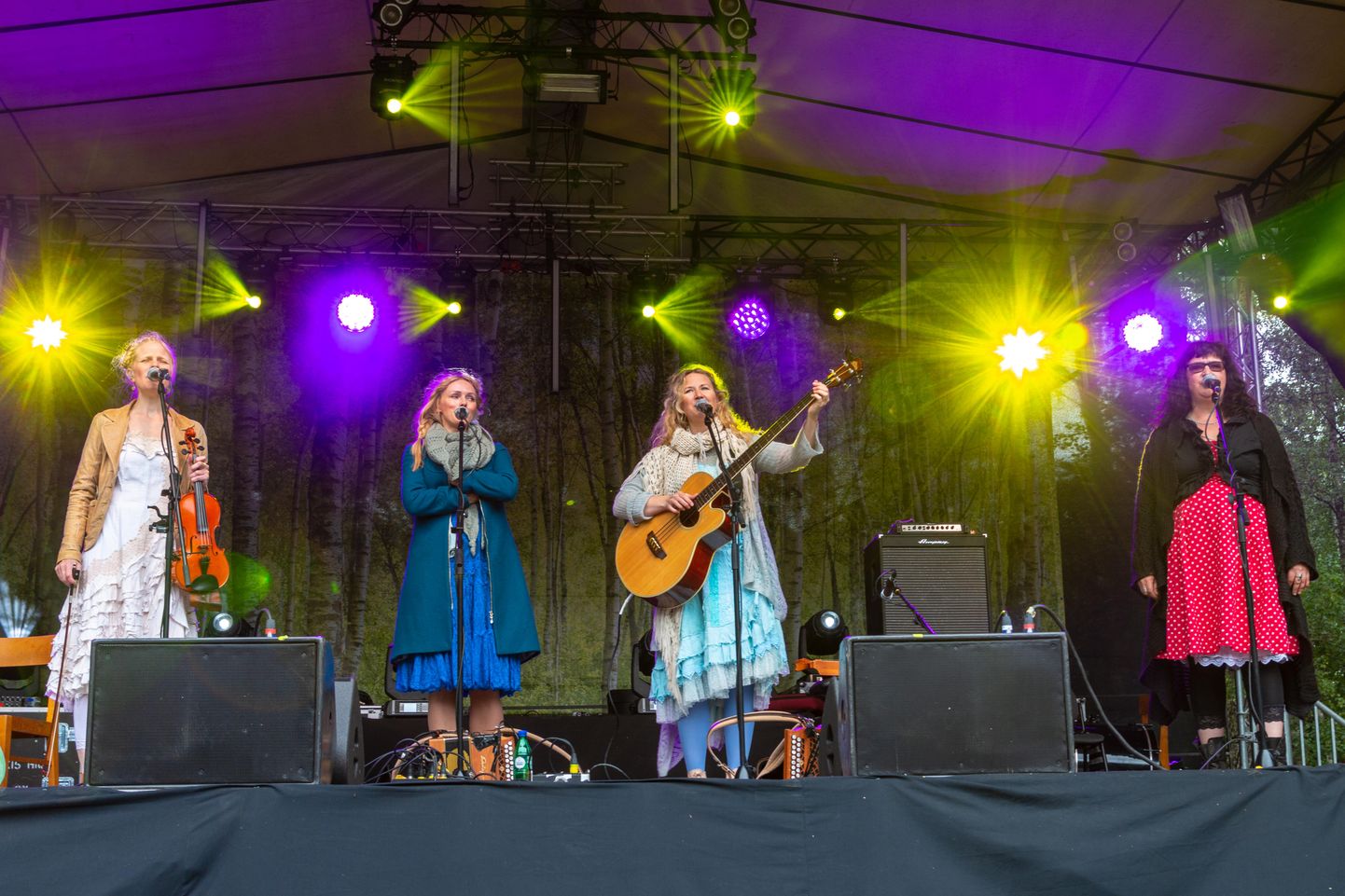 Jätkub Viljandi pärimusmuusikafestival. Täna kell 15.30 esinevad Telia Kaevumäe laval Naised Köögis.