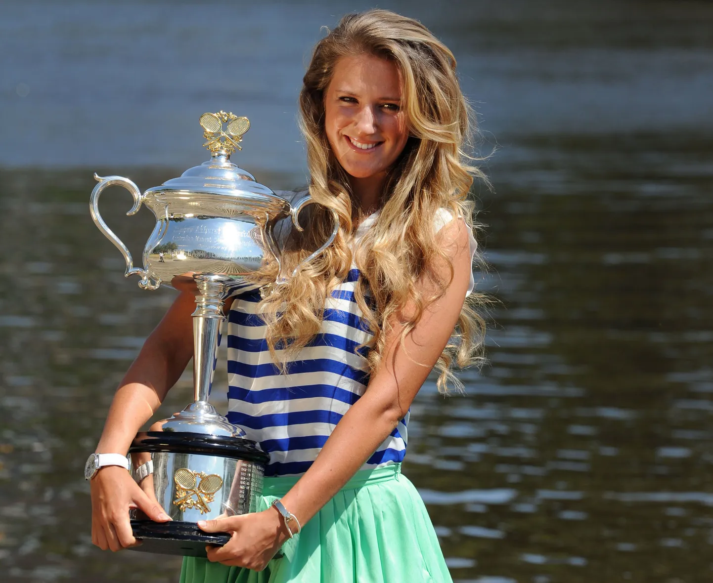 Victoria Azarenka tänavuste Austraalia lahtiste meistrivõistluste võidukarikaga.