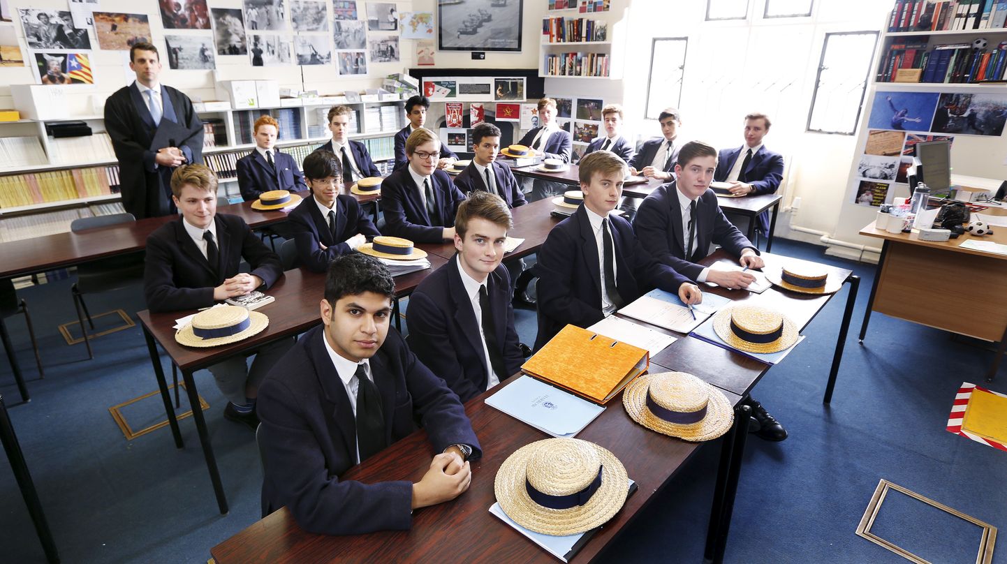 Harrow' erakooli õpilased Suurbritannias.