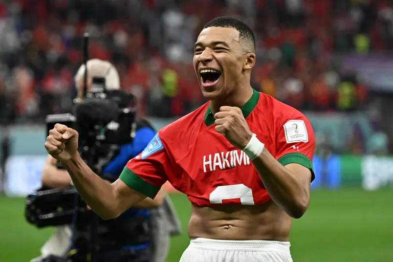 Prantsuse ründaja Kylian Mbappé vahetas särgi oma sõbra, Maroko kaitsja Achraf Hakimiga. Prantsusmaa alistas Katari MMi poolfinaalis Maroko 2:0