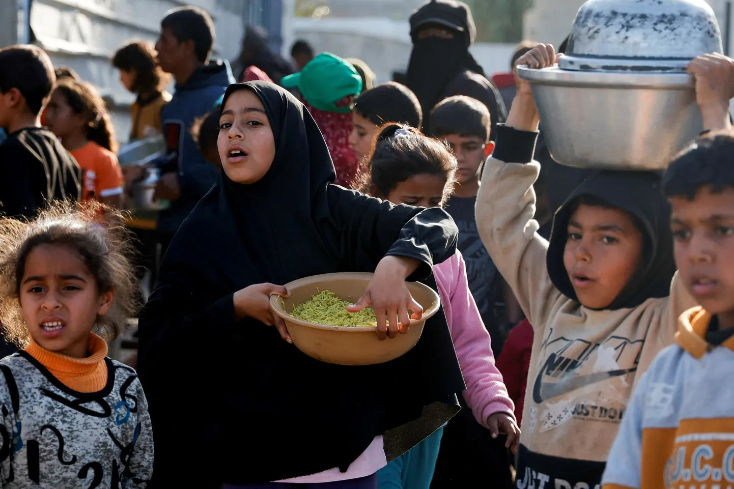 Gaza lapsed toiduabijärjekorras piirkonna lõunaosas Rafah’s.