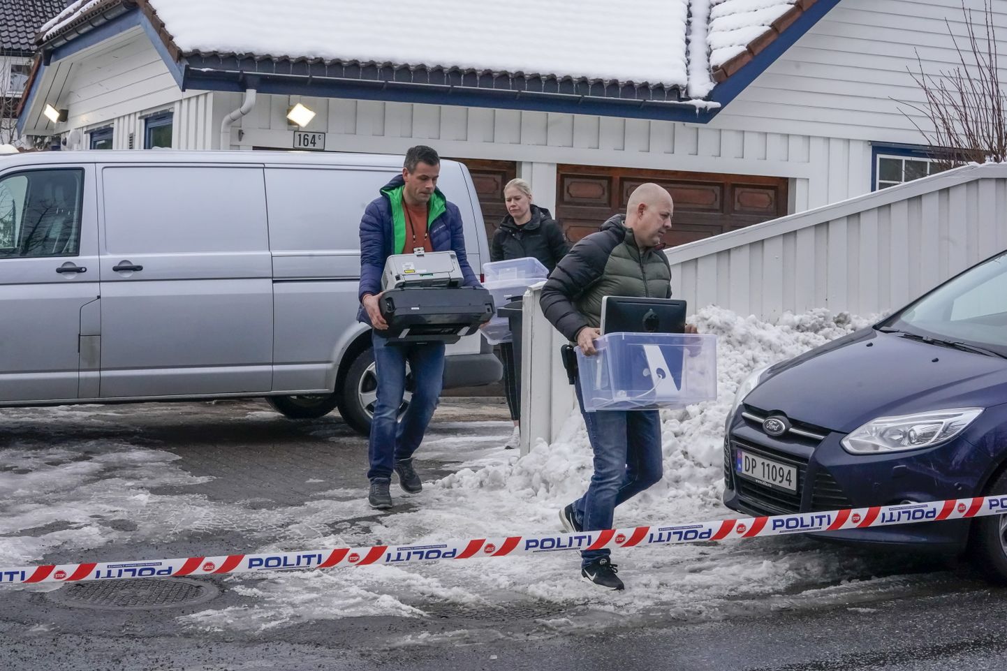 Politseinikud otsimas läbi Norra justiitsministri Tor Mikkel Wara ja tema elukaaslase Laila Anita Bertheusseni kodu Oslos.