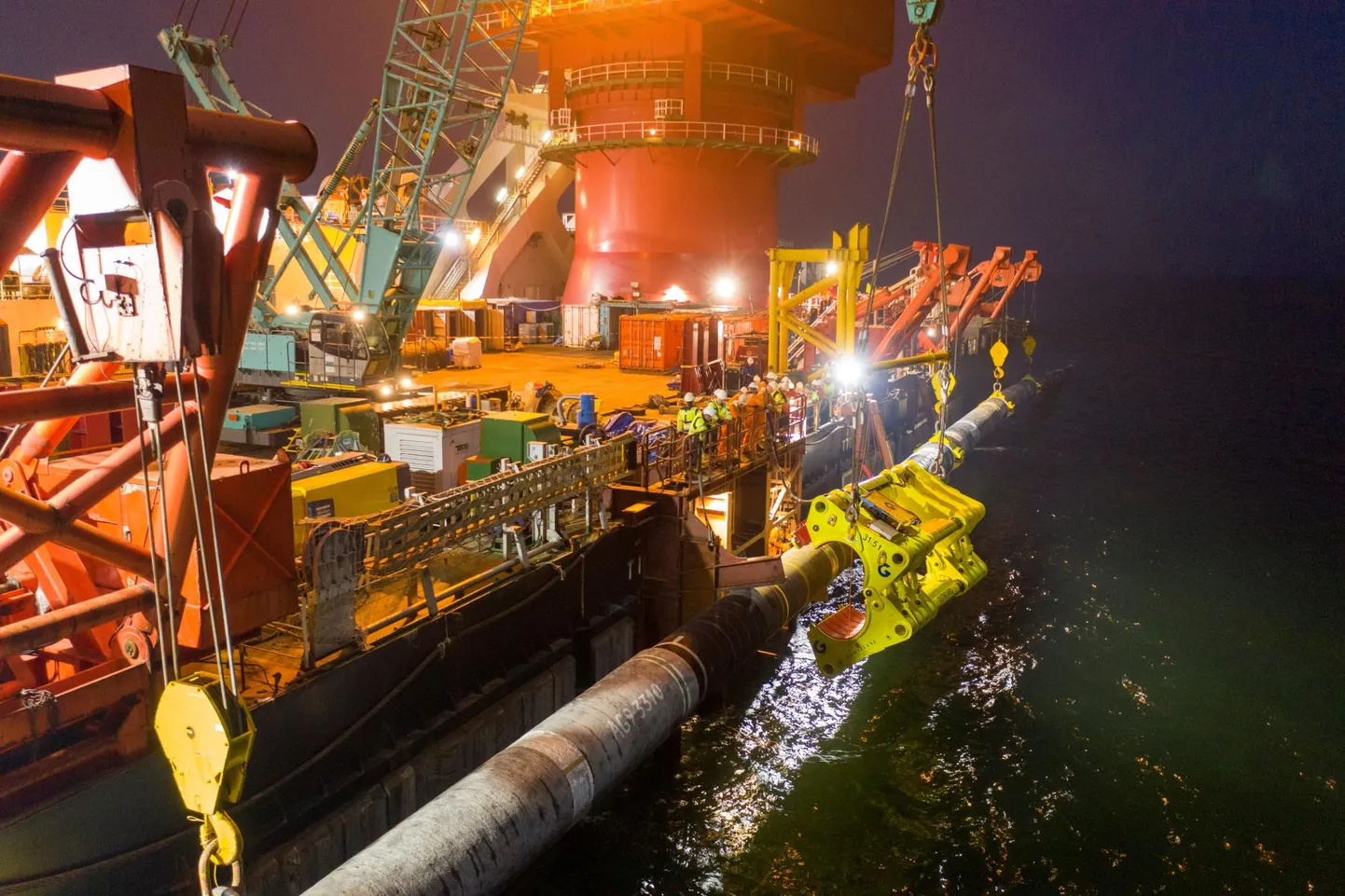 Laeva Fortuna pardalt lasti kolmapäeval Läänemerre Nord Stream 2 torusid.