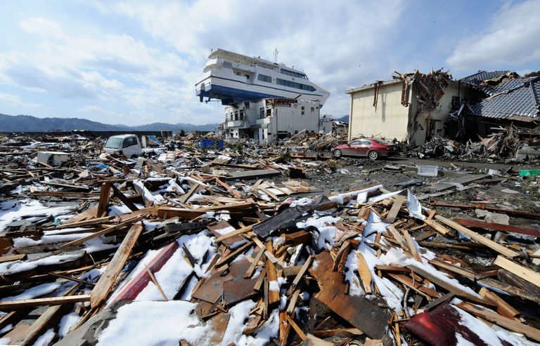 Maavärina ja tsunami järgsed kahjustused 2011. aasta märtsis Jaapanis. Tsunami on paisanud laeva maja katusele
