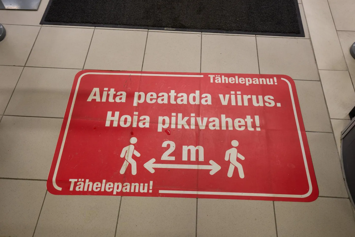 Koroonaviiruse leviku tõkestamiseks suleti märtsi alguses kõik poed, välja arvatud toidukauplused ja esmatarbepoed.