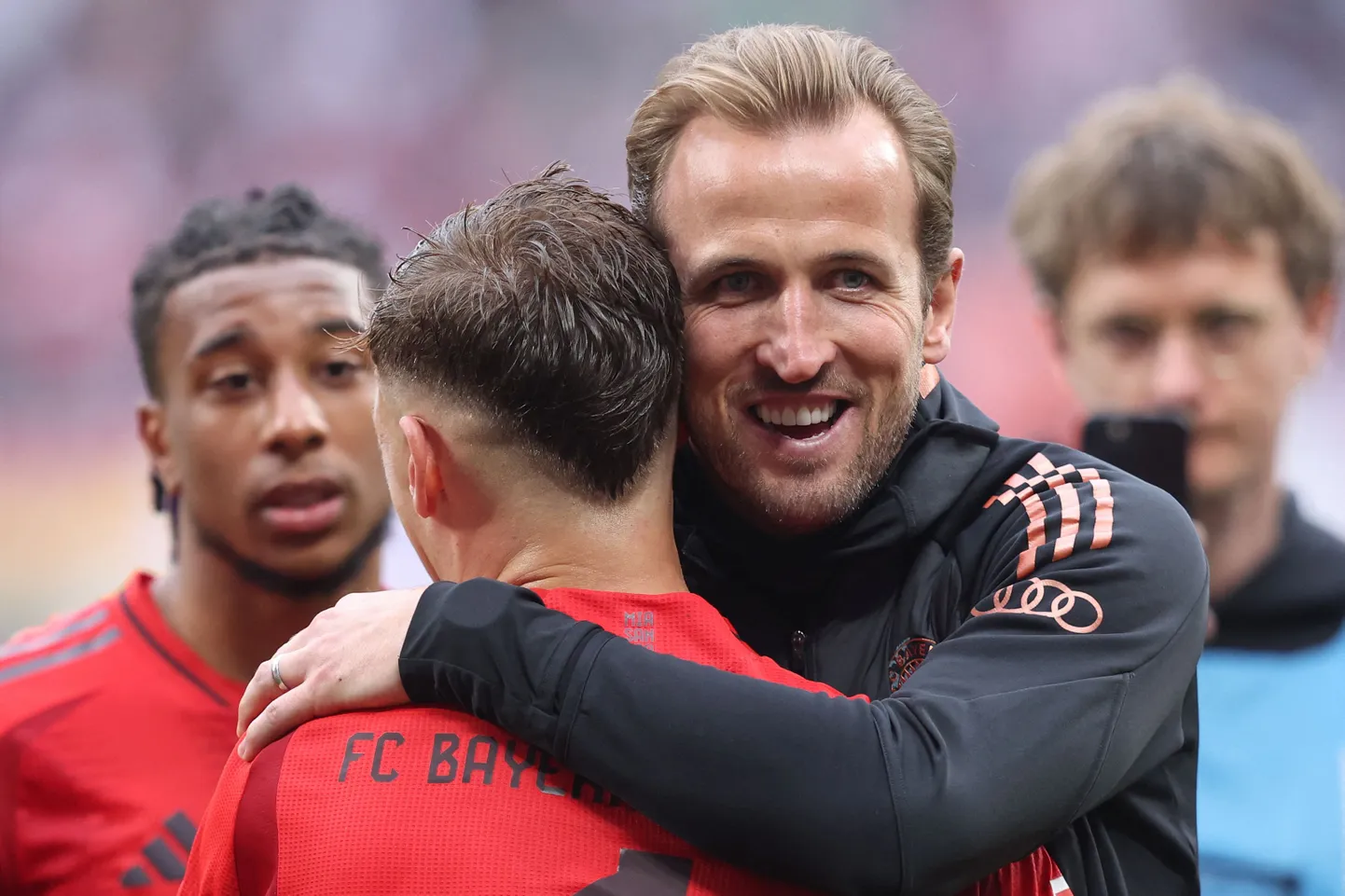 Müncheni Bayerni parim väravakütt Harry Kane (paremal) kallistamas klubikaaslast Joshua Kimmichit pärast eilset viiki Leipzigiga. Ööpäev hiljem sai selgeks, et Bayern kindlustas Saksamaa meistritiitli.